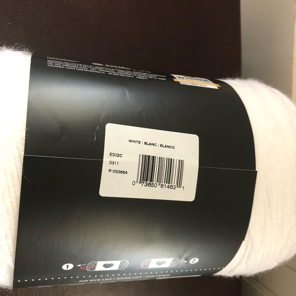 One Skein of RED HEART SUPER SAVER JUMBO Yarn. 14 oz. 4 Medium.WHITE/ BL… - Picture 5 of 6